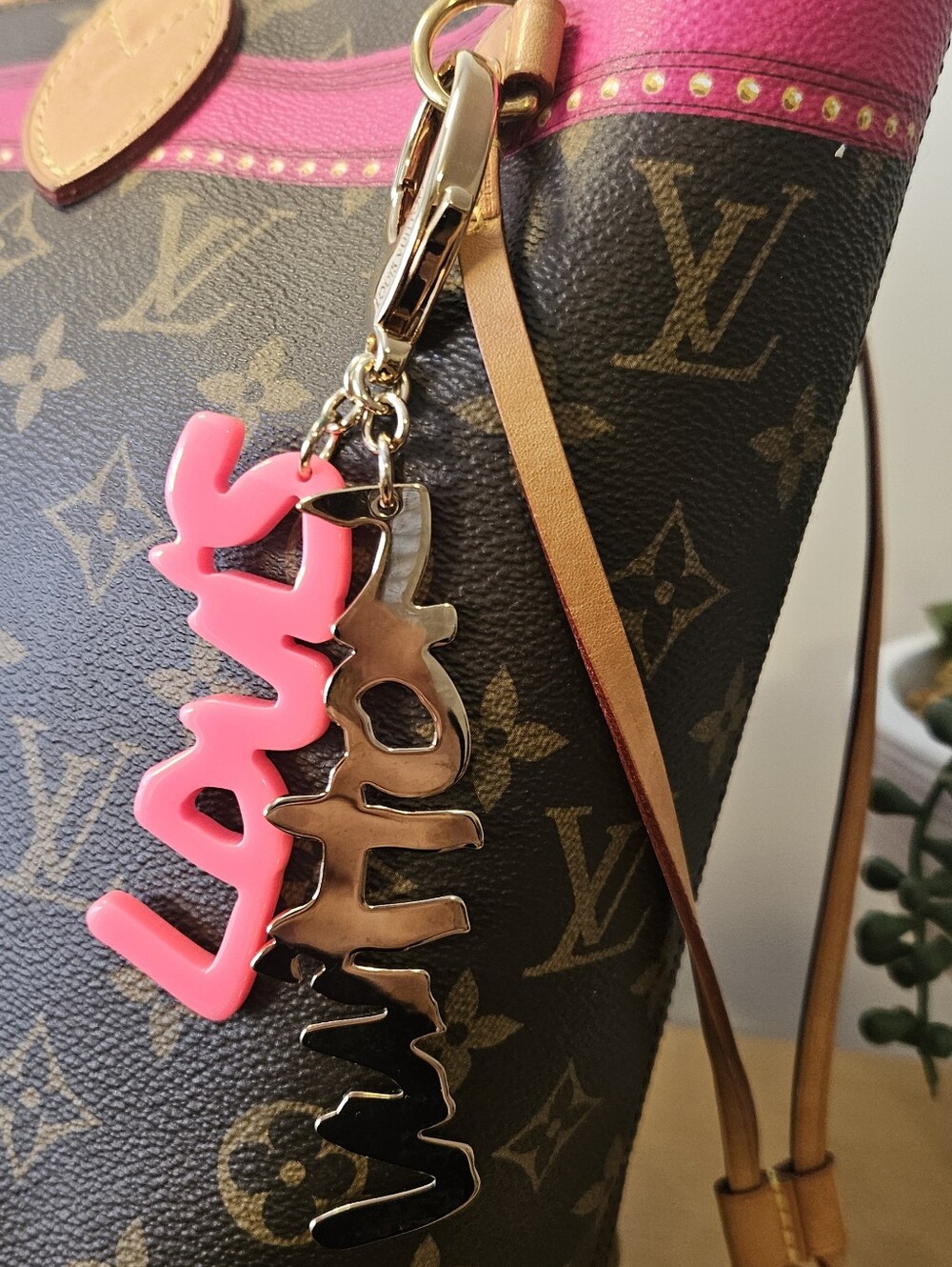 Louis Vuitton Hot Pink and Gold Grafitti Keyring Charm 💖 - Picture 4 of 4